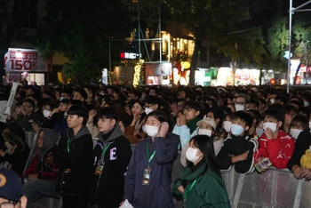 Hồ Hoàn Kiếm luôn là địa điểm người dân Hà Nội đến để đón Tết, vui xuân.