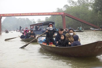 Đông đảo khách thập phương đi đò trên suối Yến vào chùa Hương.