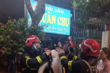 Lực lượng chức năng giải cứu nạn nhân vụ cháy.
