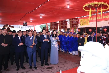 Phó Bí thư Thành ủy Hà Nội Nguyễn Văn Phong dâng hương tưởng nhớ Đức Thánh Chử Đồng Tử.