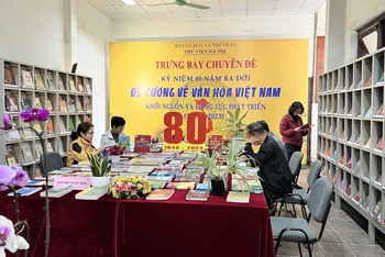 Độc giả đến nghiên cứu, tìm hiểu tại trưng bày.