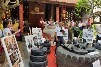 Giới thiệu về sự ra đời của đôi dép Bác Hồ trong không gian đình Kim Ngân.