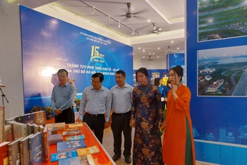 Các đại biểu tham quan triển lãm.
