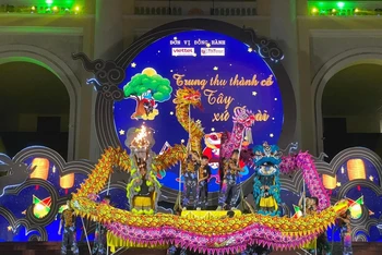 Biểu diễn múa rồng trong đêm hội “Trung thu Thành cổ - Sơn Tây, xứ Đoài” .