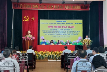 Các đại biểu chia sẻ kinh nghiệm về xây dựng văn hoá gia đình tại Hội nghị.