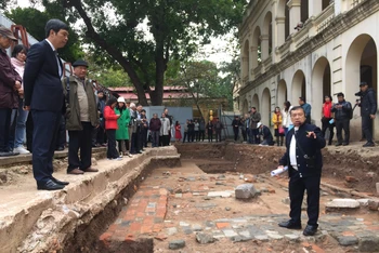 Các nhà khoa học trao đổi về khảo cổ Hoàng thành Thăng Long năm 2023.