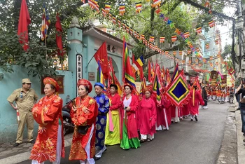 Lễ rước truyền thống tại đền Kim Liên.