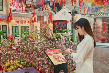 Khách du lịch trải nghiệm bảng gắn chíp NFC tại Hoàng thành Thăng Long.
