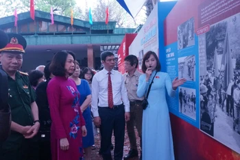 Các đại biểu tham quan triển lãm Con đường thống nhất tại Hoàng thành Thăng Long.