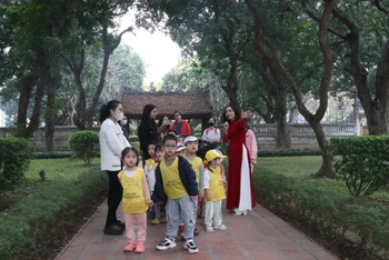 Các em học sinh tham quan, học tập tại Văn Miếu-Quốc Tử Giám.