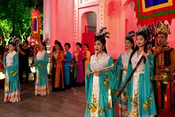 Tái hiện những nét đẹp văn hóa Thăng Long tại tour đêm.