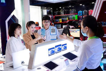 Khách hàng sử dụng phương thức quét mã VNPAY-QR trong thanh toán. (Ảnh ÁNH DƯƠNG)