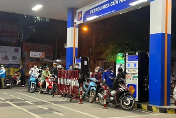 Người dân mua hàng tại cửa hàng xăng dầu quận Thanh Xuân (Hà Nội), thuộc Tập đoàn Petrolimex.