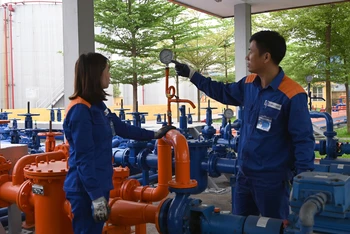 Kiểm tra hoạt động vận hành tại kho xăng dầu của Công ty Xăng dầu Hà Sơn Bình (Tập đoàn Xăng dầu Việt Nam). (Ảnh DUY ÐĂNG)