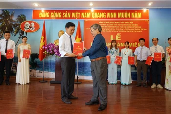 Lễ kết nạp đảng viên mới tại Khu công nghiệp Suối Dầu, huyện Cam Lâm (Khánh Hòa).