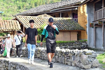 Làng văn hóa du lịch cộng đồng Lô Lô Chải (xã Lũng Cú) thu hút đông khách du lịch nhờ biết bảo tồn, phát huy bản sắc văn hóa dân tộc. (Ảnh MỸ HÀ)