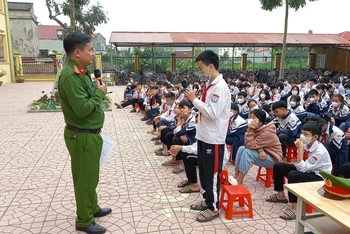Tuyên truyền phổ biến giáo dục pháp luật về phòng chống bạo lực học đường và văn hóa ứng xử trên không gian mạng cho các em học sinh tại Trường THCS Hợp Ðức, huyện Tân Yên (Bắc Giang).