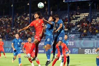 U23 Thái Lan (áo xanh) khởi đầu thuận lợi, thắng U23 Myanmar 3-0. 