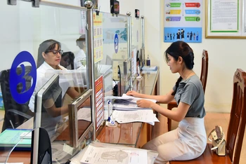 Người dân đến làm thủ tục hành chính tại bộ phận "Một cửa" UBND phường Thanh Xuân Nam, quận Thanh Xuân, Hà Nội. (Ảnh Mỹ Hà)
