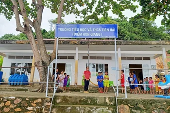 Giờ sinh hoạt ngoại khóa của học sinh tại điểm trường lẻ Hòn Giang thuộc Trường tiểu học và THCS Tiên Hải.