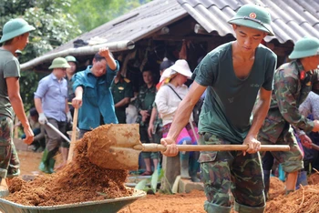 Bộ đội Trung đoàn 174, Sư đoàn 316 (Quân khu 2), giúp nhân dân xã Hồ Bốn (huyện Mù Cang Chải, tỉnh Yên Bái) khắc phục hậu quả mưa lũ, sớm ổn định cuộc sống.