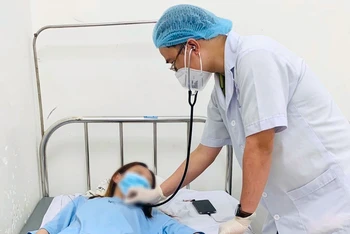 Bệnh nhân đậu mùa khỉ ở Bình Dương được điều trị tại Trung tâm Y tế thành phố Tân Uyên. (Ảnh HUYỀN TRANG)