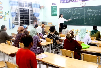 Một buổi dạy xóa mù chữ dành cho đồng bào dân tộc thiểu số tại xã Xuân Hải, huyện Ninh Hải, tỉnh Ninh Thuận.