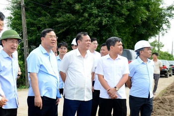 Đồng chí Phạm Gia Túc, Bí thư Tỉnh ủy Nam Định (thứ 3 từ trái sang) kiểm tra tiến độ xây dựng cầu vượt sông Đào trên địa bàn thành phố.