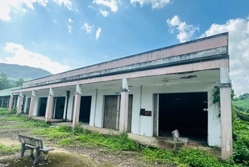 Trung tâm dạy nghề huyện Trà Bồng, tỉnh Quảng Ngãi giải thể, nhiều hạng mục bỏ hoang, hư hỏng.