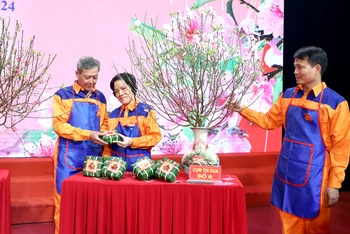 Tổ chức thi gói bánh chưng tại Chương trình Tết Sum vầy - Xuân chia sẻ năm 2024 do Liên đoàn Lao động TP Hà Nội tổ chức.