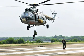 Các chiến đấu viên Tiểu đoàn Đặc công (Bộ Tham mưu Quân khu 3) huấn luyện đổ treo trên trực thăng.