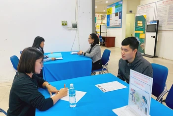Người lao động tại “Phiên Giao dịch việc làm trực tuyến kết nối 10 tỉnh, thành phố” do Trung tâm Dịch vụ việc làm Hà Nội phối hợp tổ chức. (Ảnh Hường Nguyễn)