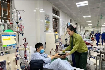 Hội viên Hội Phụ nữ Bệnh viện Quân y 4 chăm sóc bệnh nhân.
