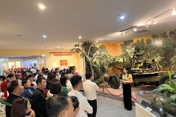 Du khách tham quan Bảo tàng Chiến thắng lịch sử Điện Biên Phủ. (Ảnh HẠNH HOÀNG)