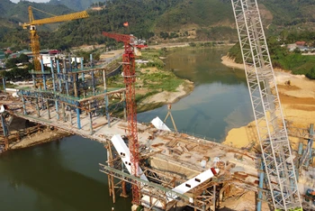 Thi công lắp đặt vòm thép cầu Phú Thịnh tại thành phố Lào Cai.