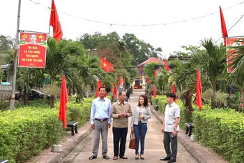 Cán bộ Mặt trận các cấp huyện Bố Trạch trao đổi về mô hình khu dân cư tự quản.