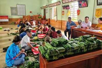 Người dân Nghệ An gói bánh chưng gửi đồng bào vùng bão lũ.