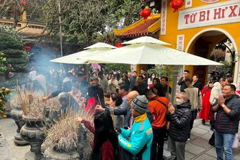 Đầu năm mới, người dân đi lễ chùa để mong năm mới bình an, may mắn.
