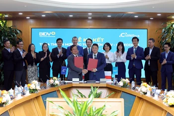 Đại diện lãnh đạo hai đơn vị ký kết thỏa thuận hợp tác toàn diện giai đoạn 2023-2027.