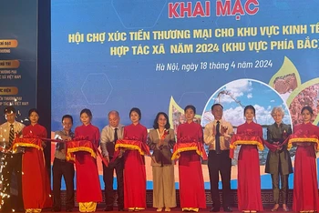 Lễ cắt băng khai mạc Hội chợ.