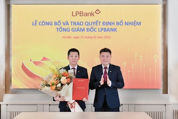 Ông Nguyễn Đức Thụy, Chủ tịch HĐQT LPBank (phải) trao quyết định bổ nhiệm cho ông Vũ Quốc Khánh, Tổng giám đốc LPBank (trái).