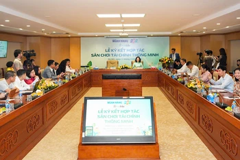 Quang cảnh lễ ký hợp tác “Sân chơi tài chính thông minh”.