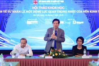 PGS, TS Nguyễn Trọng Điều, Chủ tịch Hội Doanh nhân Tư nhân Việt Nam phát biểu khai mạc hội thảo.