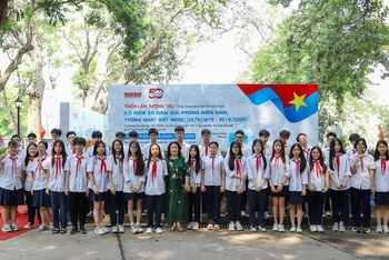 Cô và trò Trường THCS Hoàn Kiếm tại triển lãm tương tác.