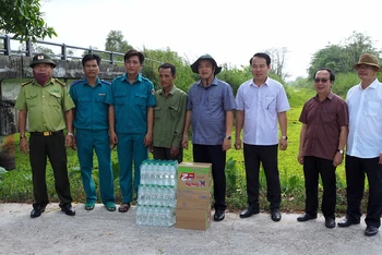 Chủ tịch Ủy ban nhân dân tỉnh Cà Mau Huỳnh Quốc Việt (thứ tư từ phải sang) thăm, tặng quà, đôn đốc lực lượng giữ rừng tại Vườn quốc gia U Minh hạ.