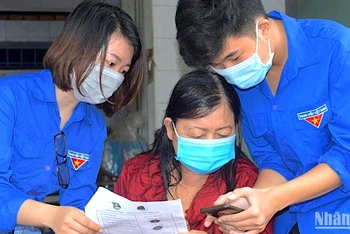 Thanh niên Cà Mau hỗ trợ người dân nông thôn cài đặt các ứng dụng phục vụ chuyển đổi số trong lĩnh vực hành chính, mua sắm trực tuyến...