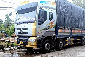 Xe tải khủng gây hư hỏng cầu dân sinh bắt ngang thị trấn Trần Văn Thời, tỉnh Cà Mau.