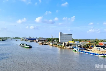 Một đoạn có nhiều bến thủy nội địa hoạt động nằm dọc tuyến sông Ông Đốc, đoạn thuộc xã Hồ Thị Kỷ, huyện Thới Bình, tỉnh Cà Mau.