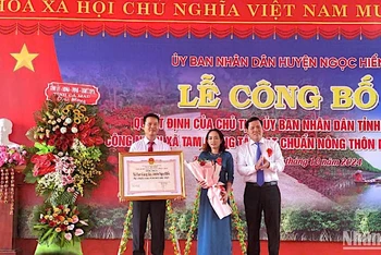 Lãnh đạo xã Tam Giang Tây vui mừng đón nhận xã đạt chuẩn nông thôn mới vào sáng 18/10.