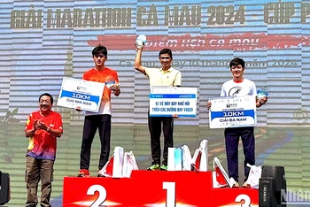 Ban tổ chức Giải Marathon Cà Mau 2024-Cúp PetroVietNam trao giải cho các vận động viên đạt thành tích cao vào sáng 10/11.